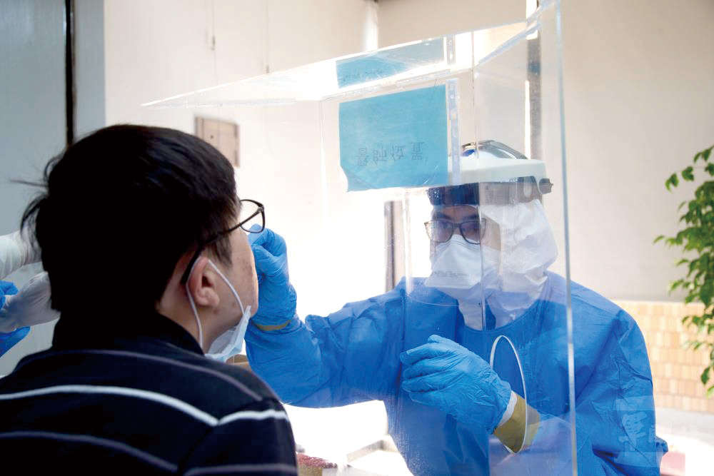 三總醫護人員為台電員工實施PCR採檢軍聞社記者葉文傑攝